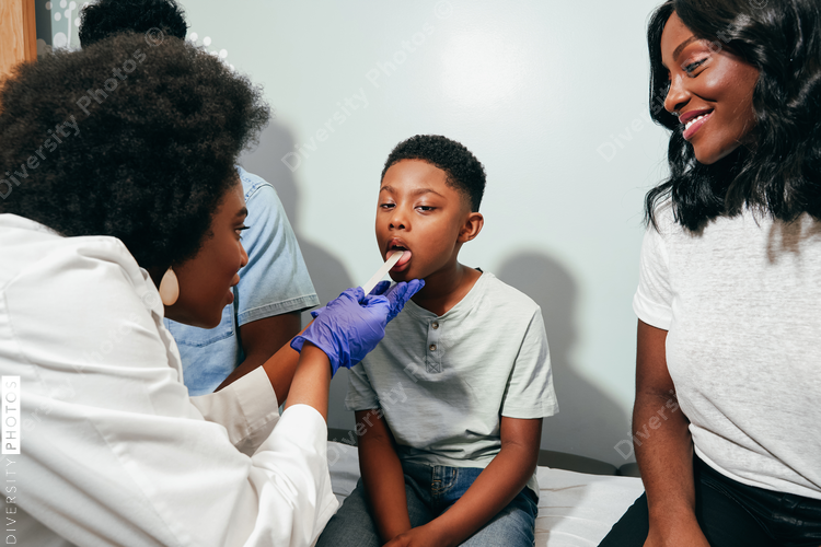Pediatrician¬†examining patient with family