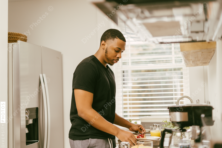 Boyfriend preparing breakfast for girlfriend, Young Black couple